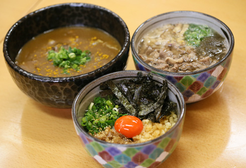 名物「かすうどん」が大人気！　はびきのうどん 道の駅しらとりの郷本店