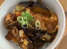 茄子と豚肉のふわふわ卵チリソース丼